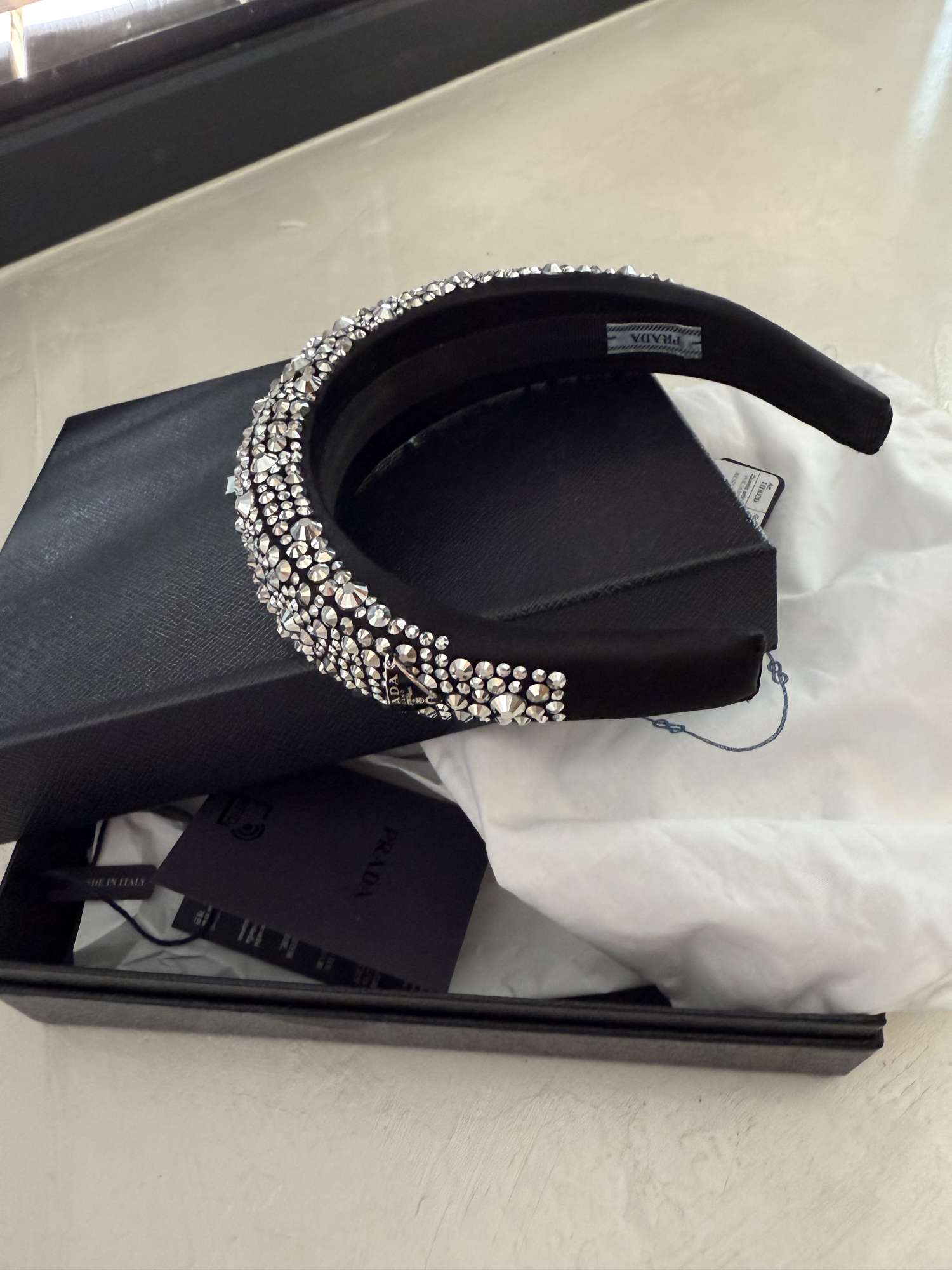 Praha čelenka s kameňmi balenie k nej ako na fotke.