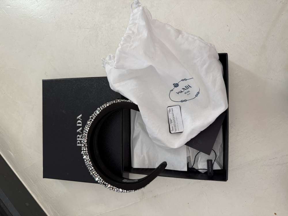 Praha čelenka s kameňmi balenie k nej ako na fotke.