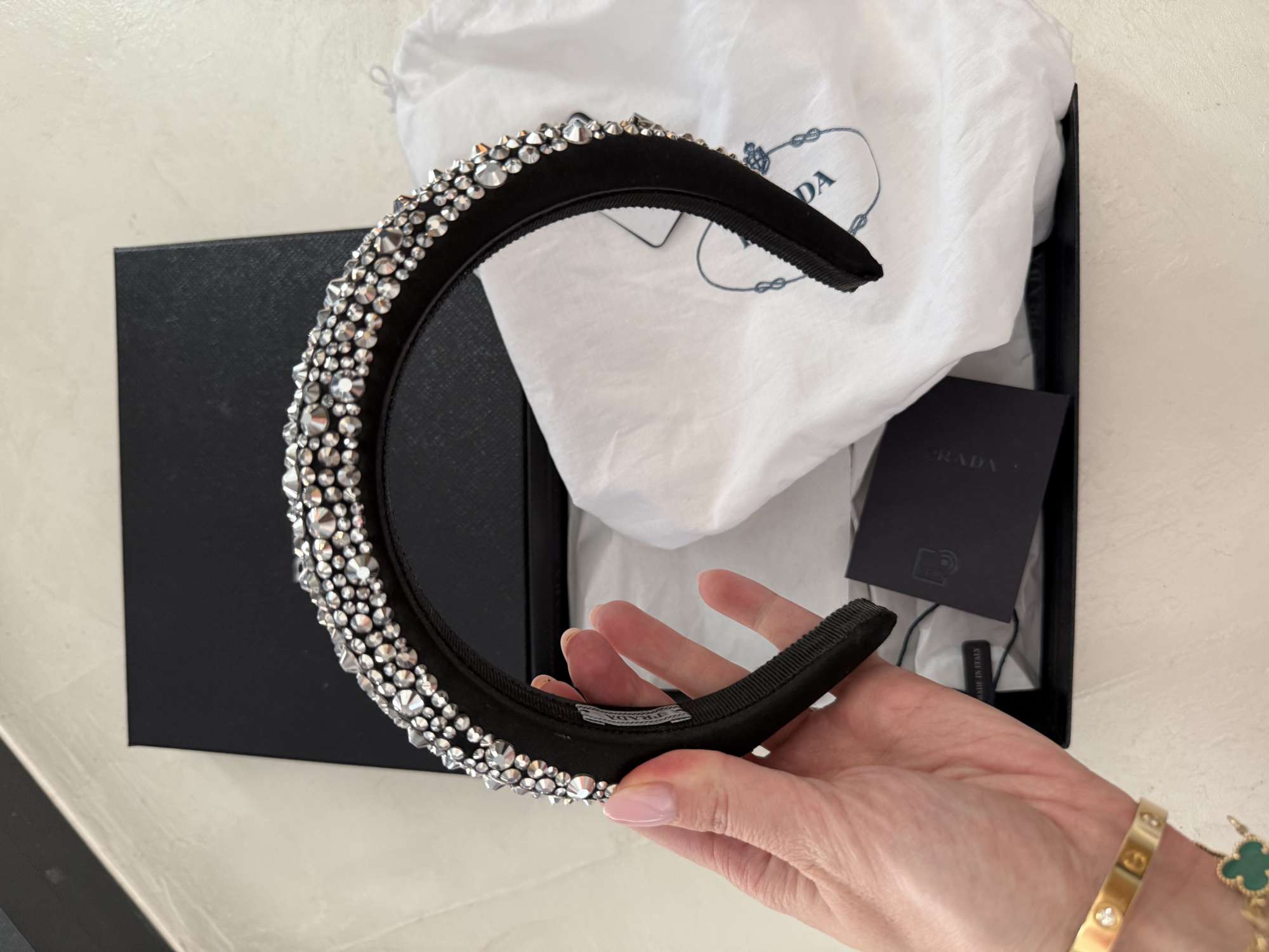 Praha čelenka s kameňmi balenie k nej ako na fotke.