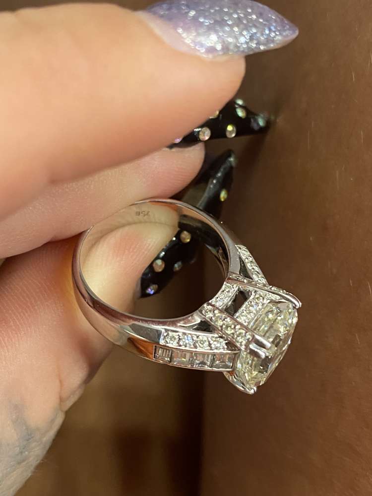 Diamantový prsteň 750 centralni kamen 4,85ct