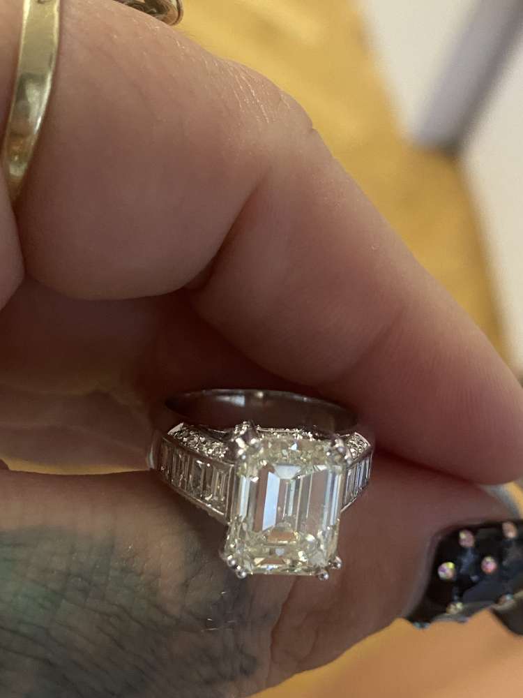 Diamantový prsteň 750 centralni kamen 4,85ct
