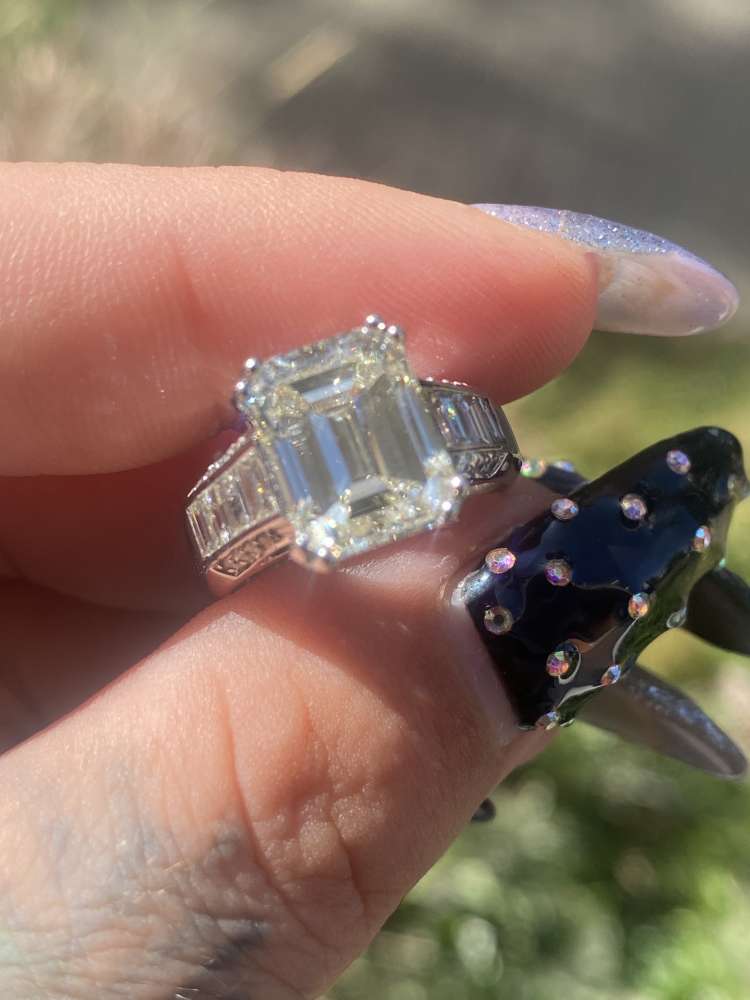 Diamantový prsteň 750 centralni kamen 4,85ct
