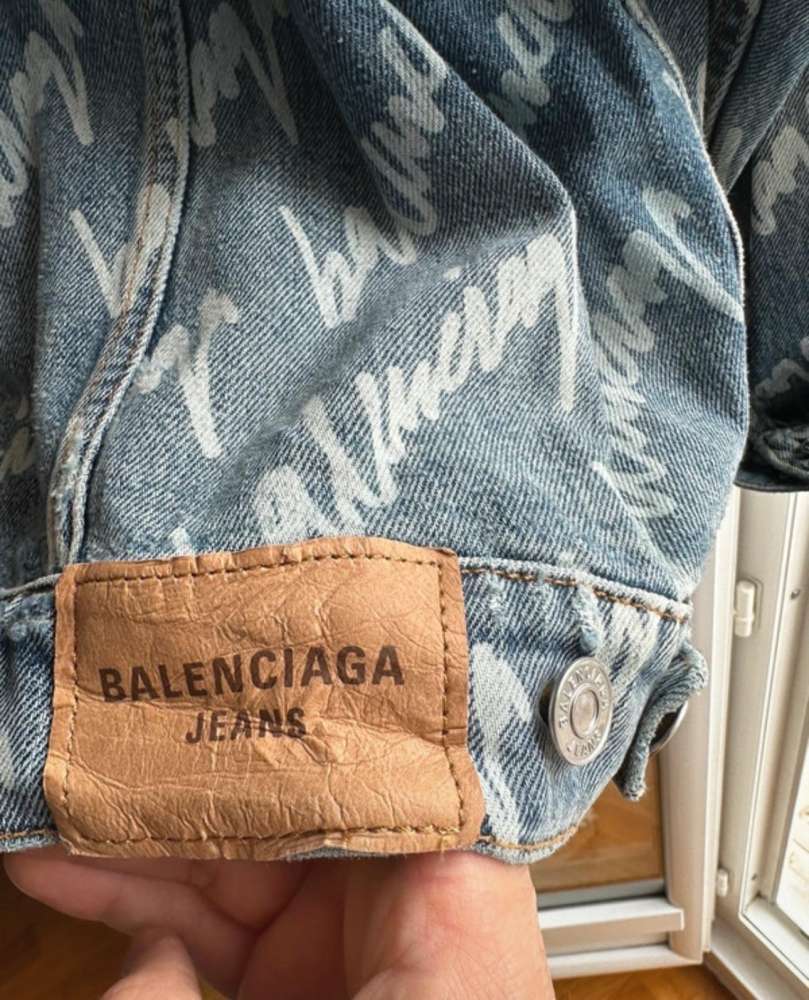 Balenicaga bunda
