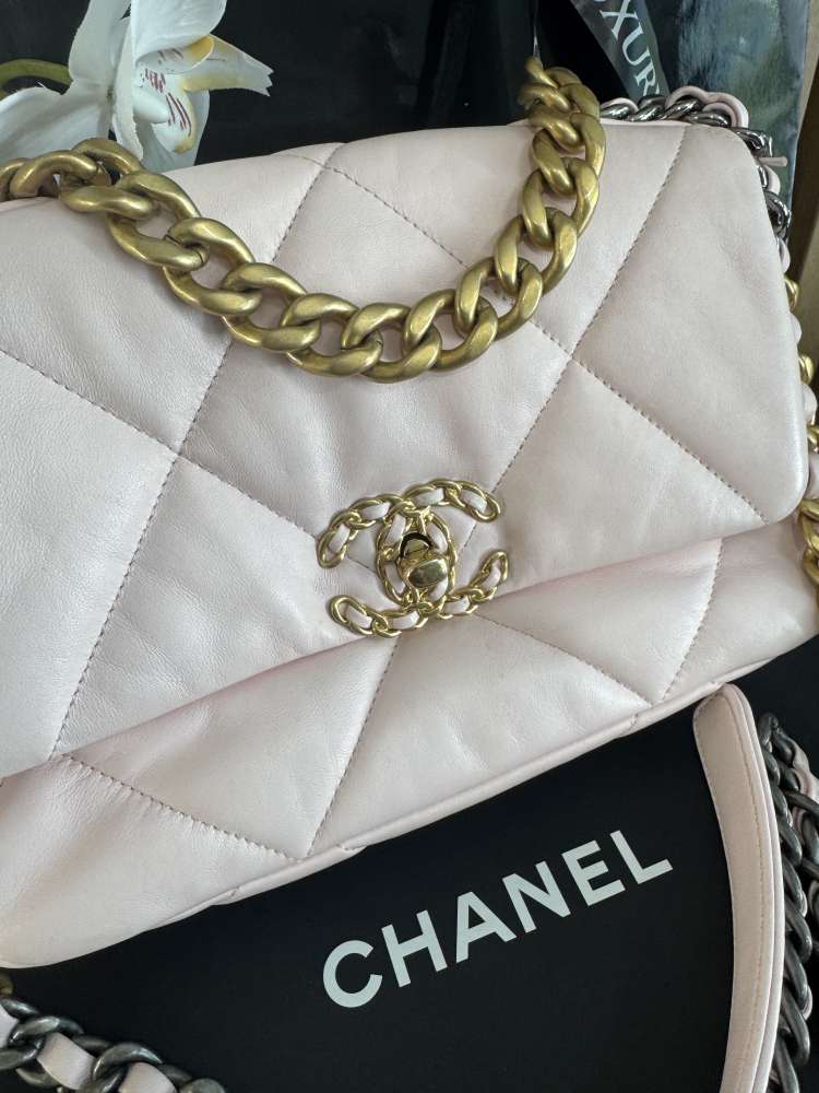 Chanel 19 small