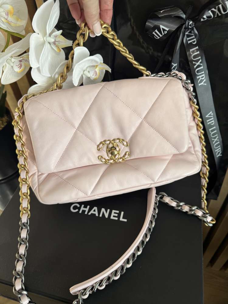Chanel 19 small