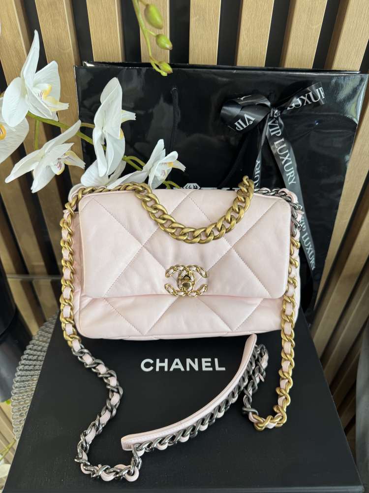 Chanel 19 small