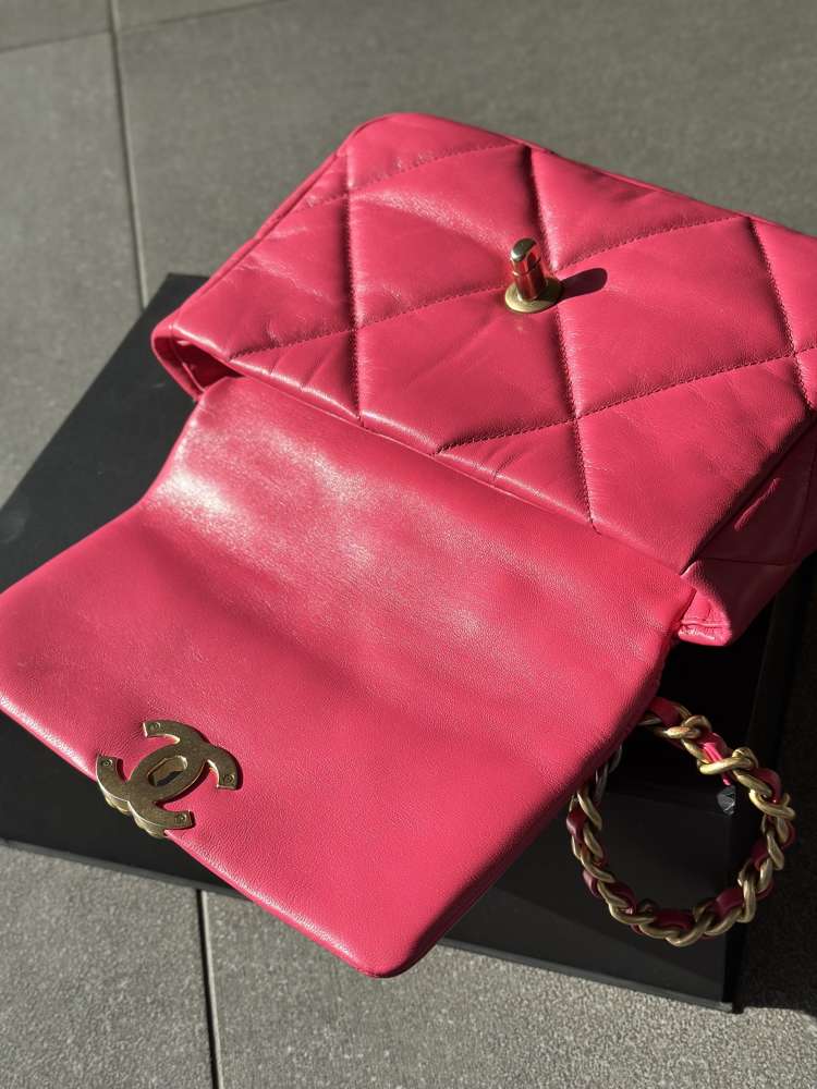 Chanel 19