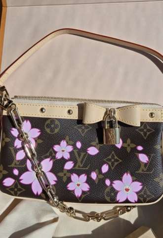 https://vipluxury.sk/LV x Murakami pochette