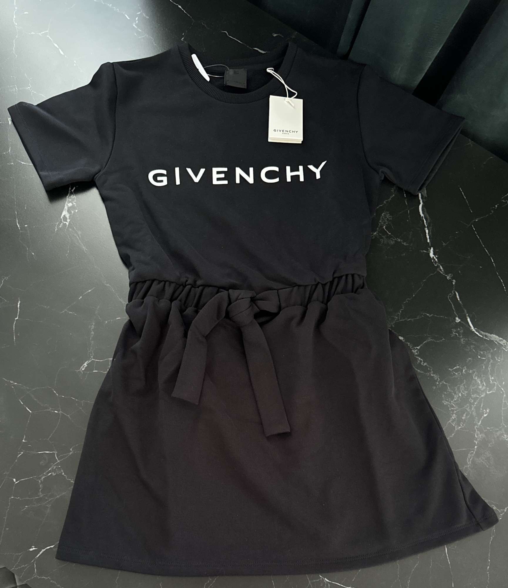Givenchy saty
