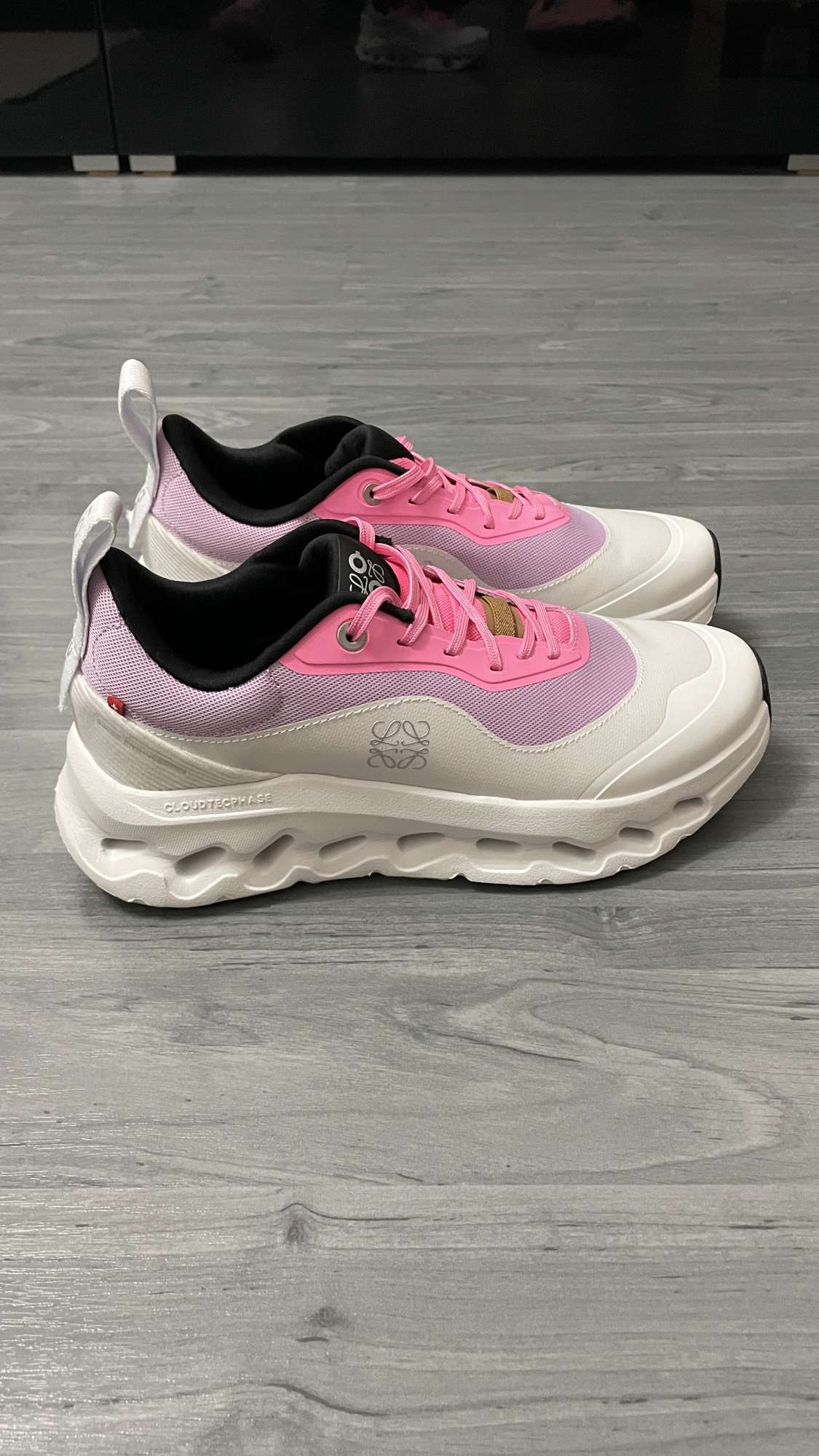 LOEWE x On Runing Cloudtilt Comfortable stylish women’s pink white.