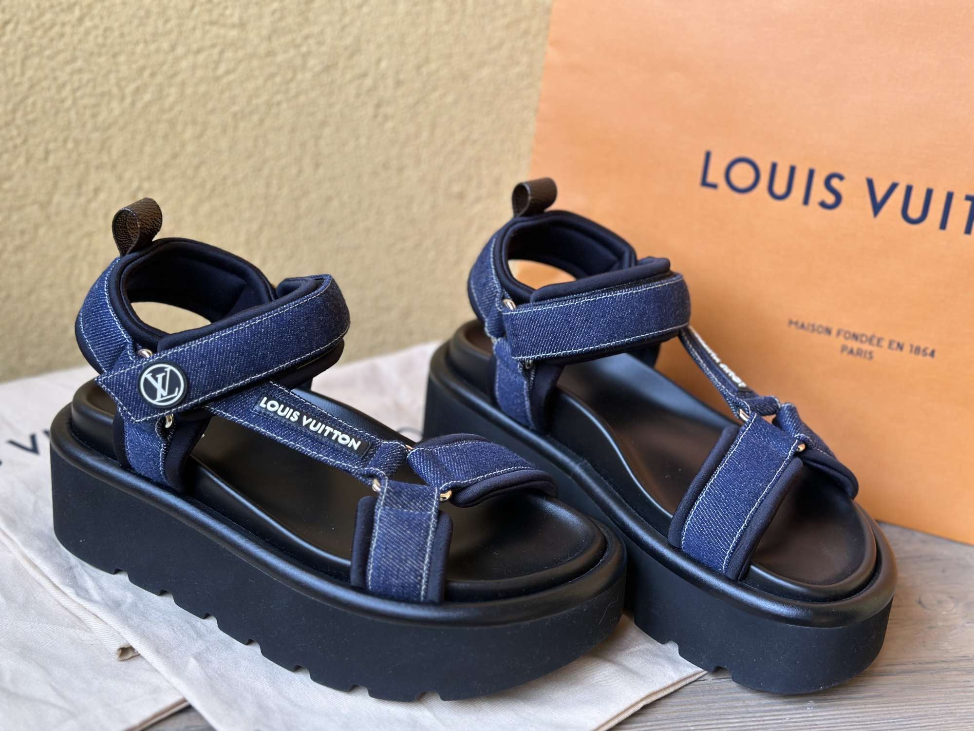 Sandále Louis Vuitton