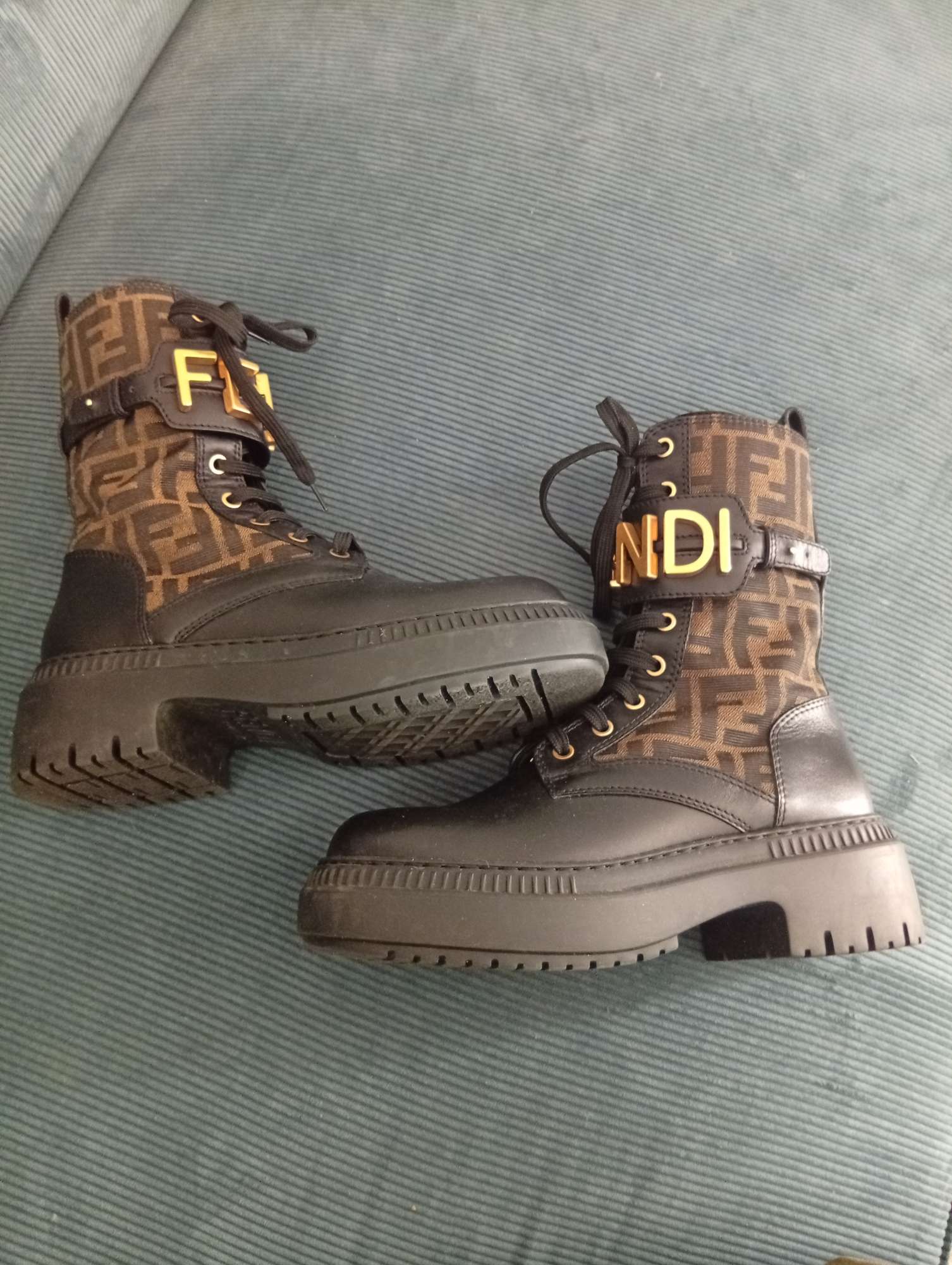 Čižmy Fendi