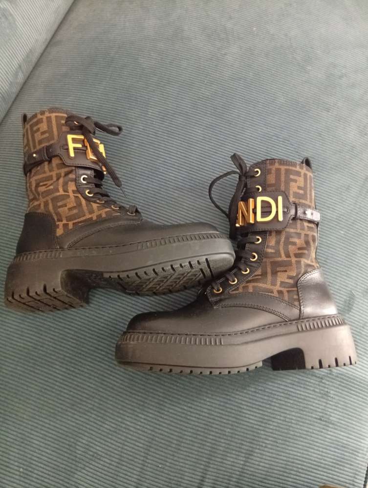 Čižmy Fendi