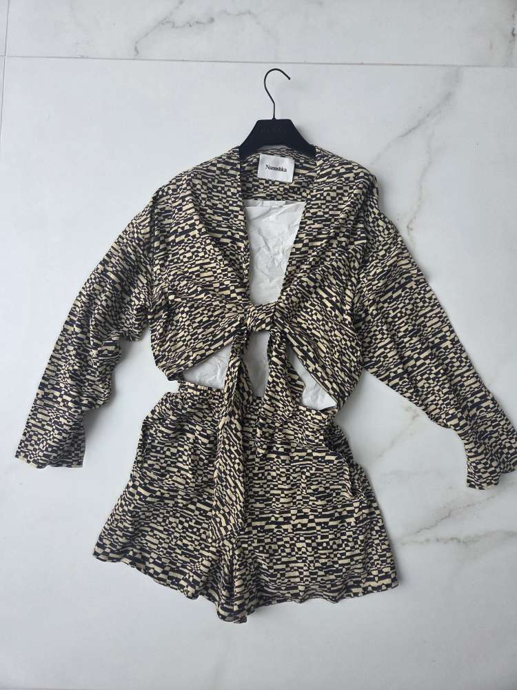 Nanushka pohodlny overal na zavazovanie