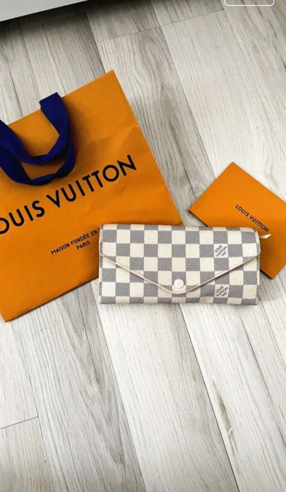 Krémová peněženka Louis Vuitton