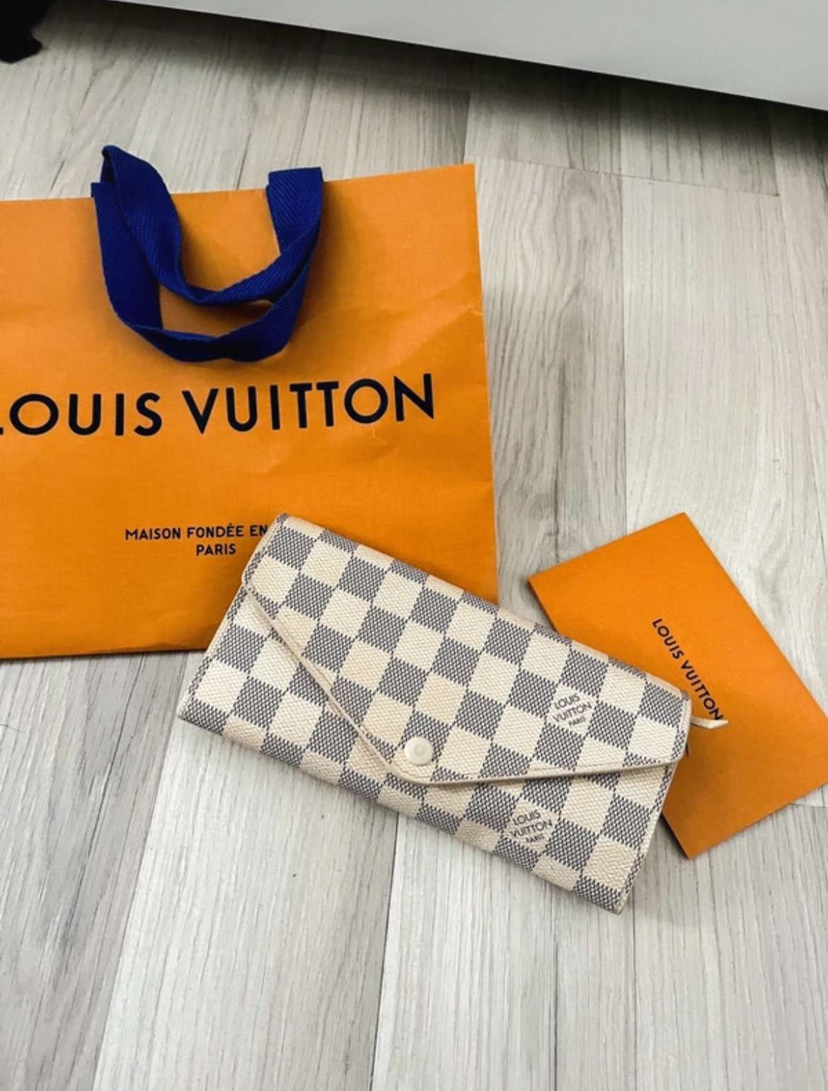 Krémová peněženka Louis Vuitton