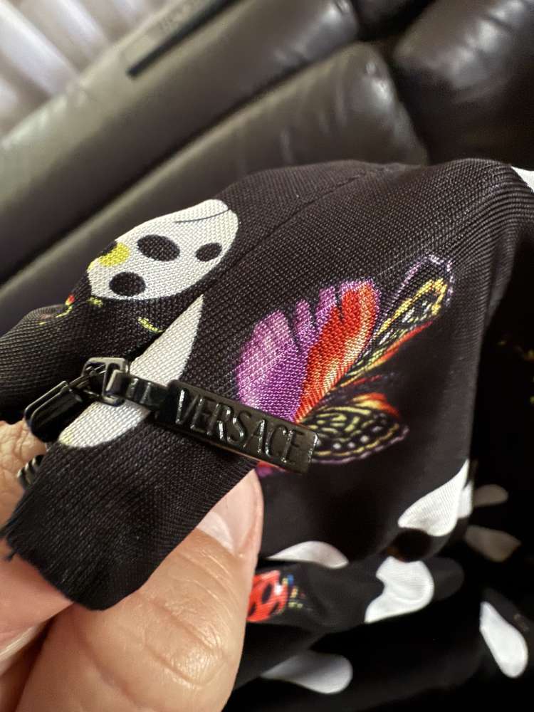 Versace šaty Dua Lipa