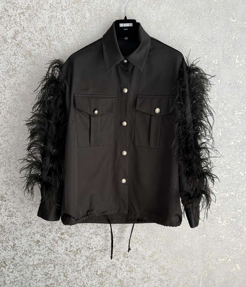 Karolína Kim. Bunda s perím.