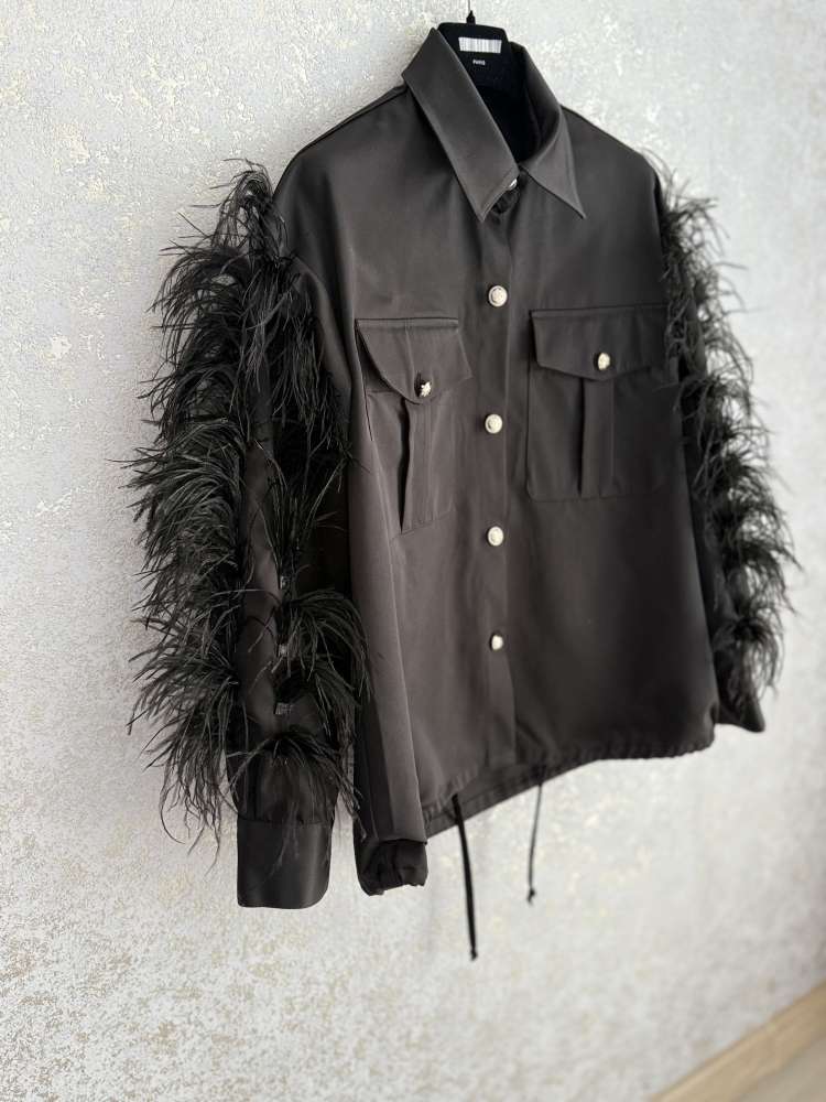 Karolína Kim. Bunda s perím.