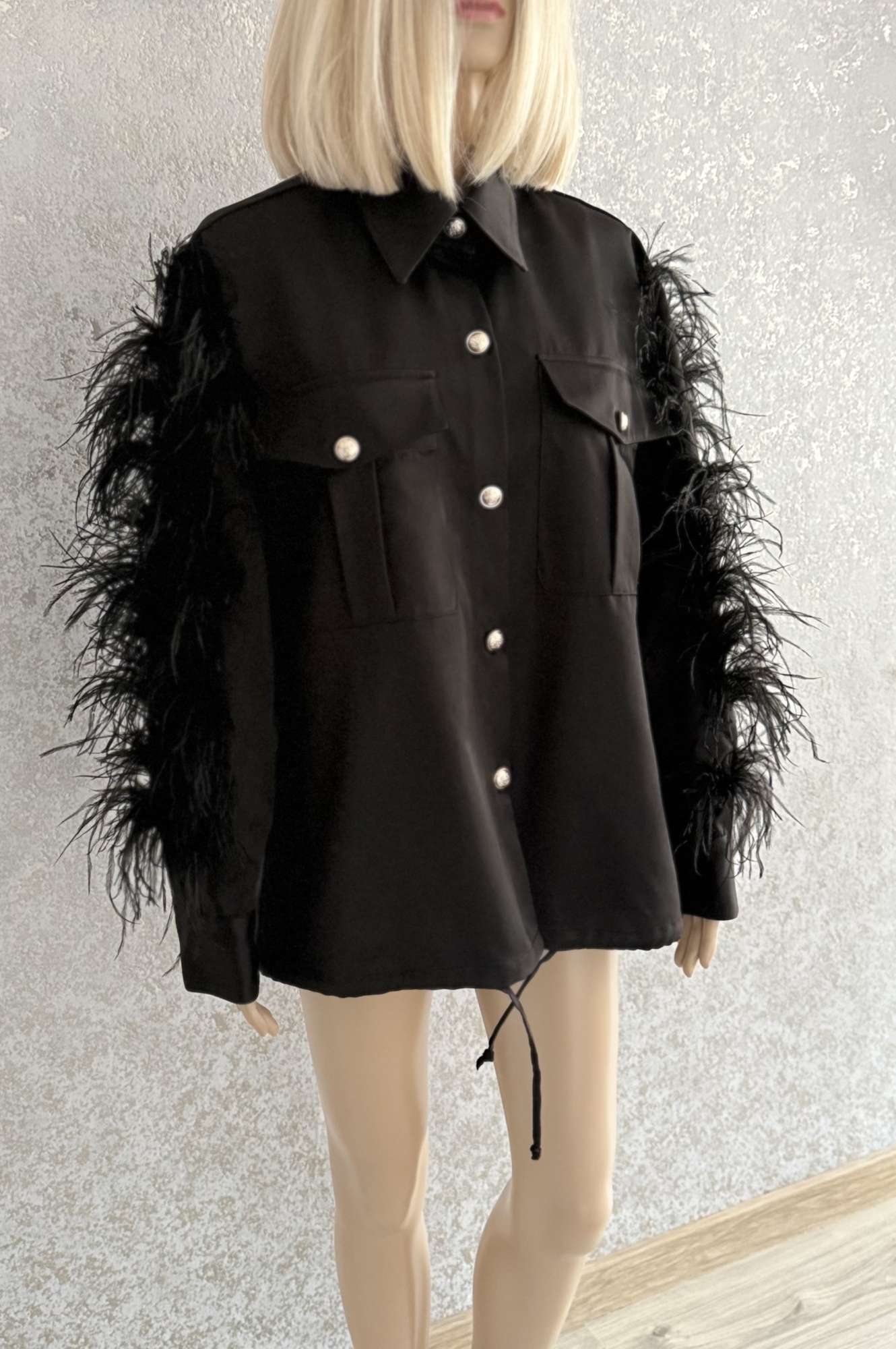 Karolína Kim. Bunda s perím.