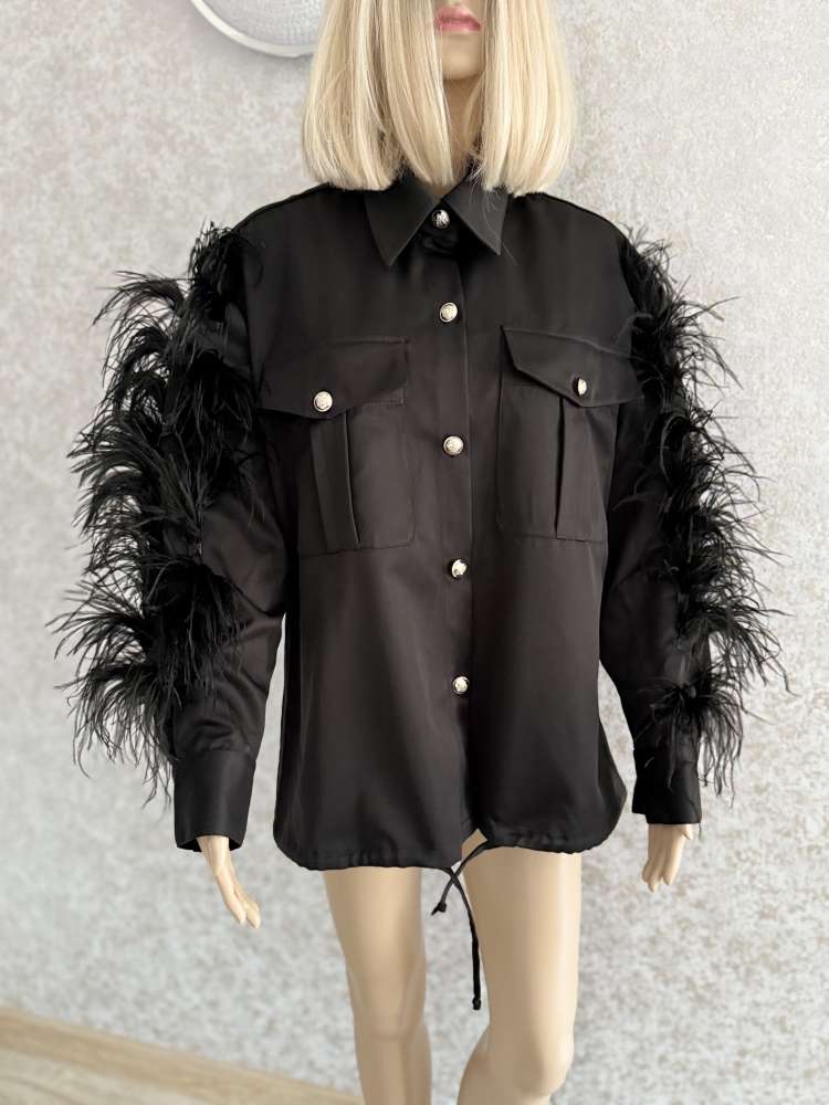 Karolína Kim. Bunda s perím.