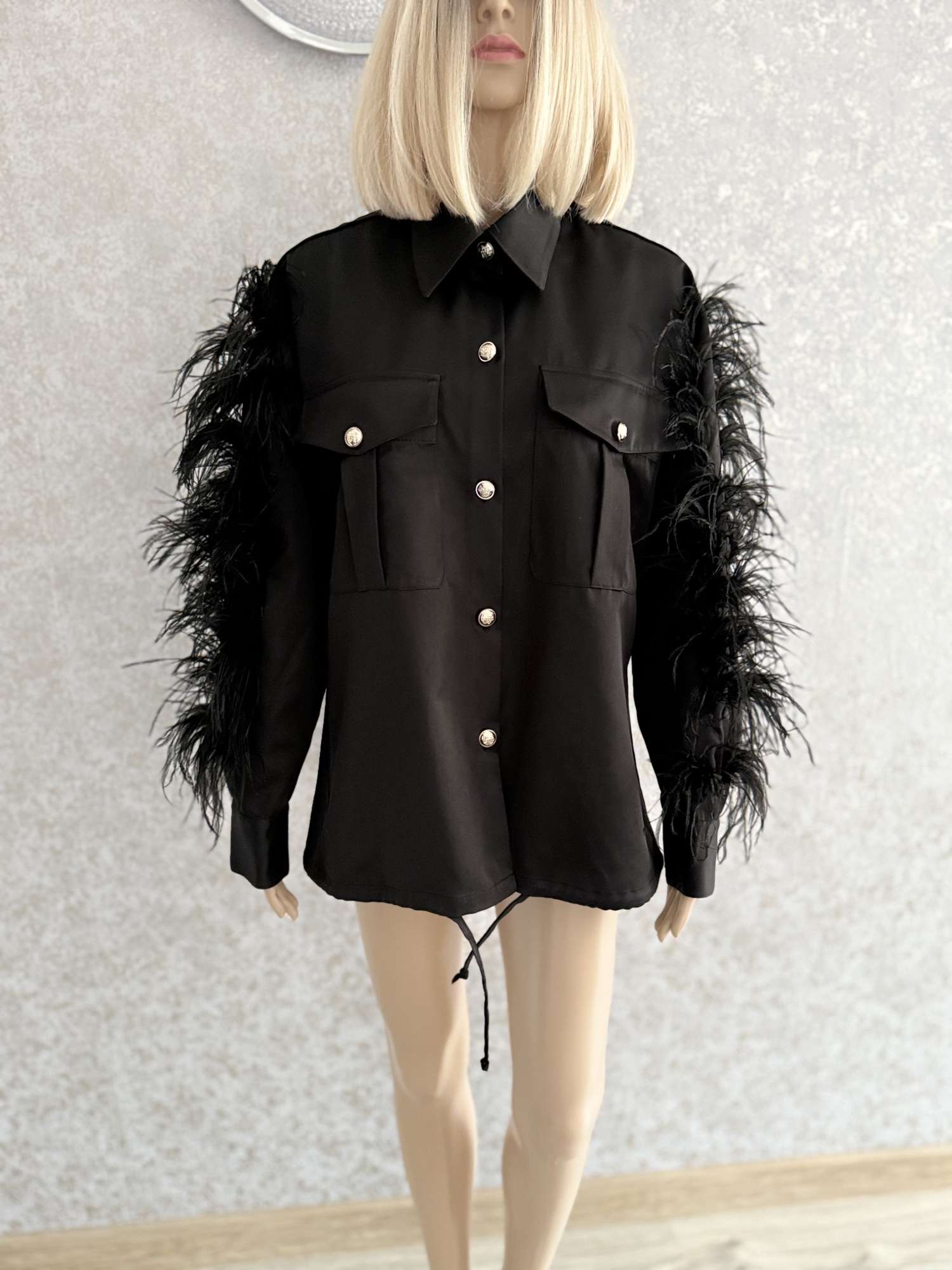 Karolína Kim. Bunda s perím.