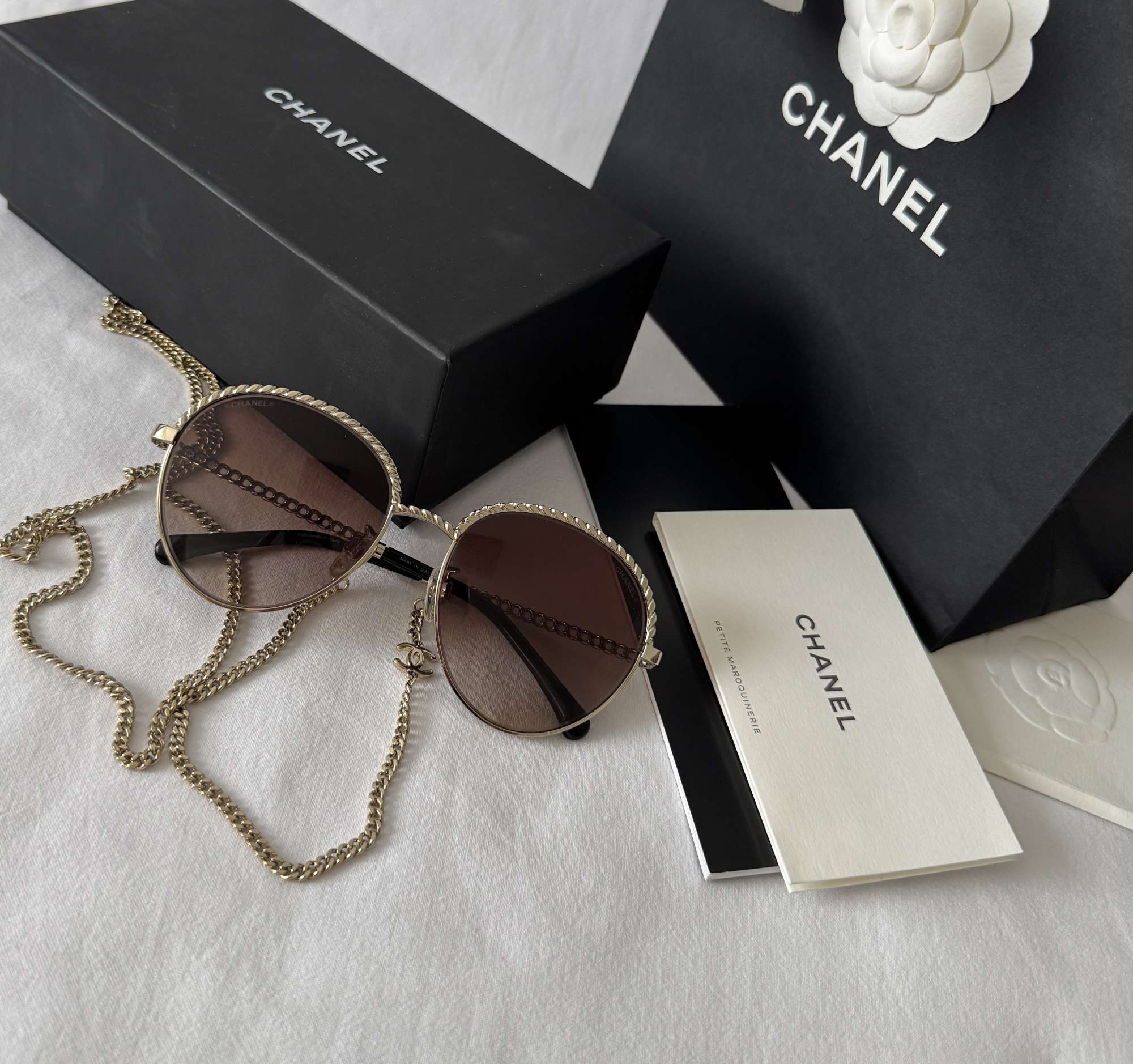 Chanel slnečné okuliare s retiazkou