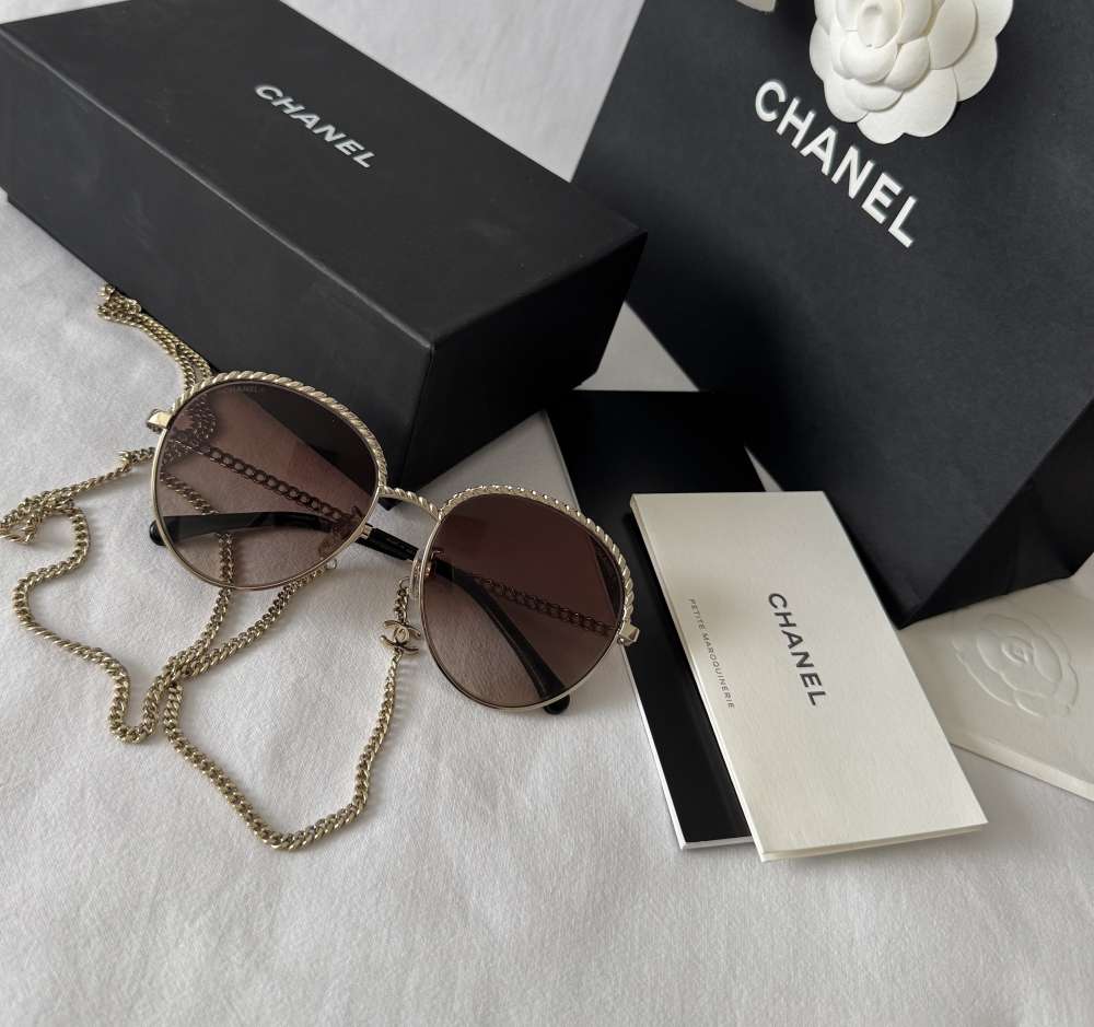 Chanel slnečné okuliare s retiazkou