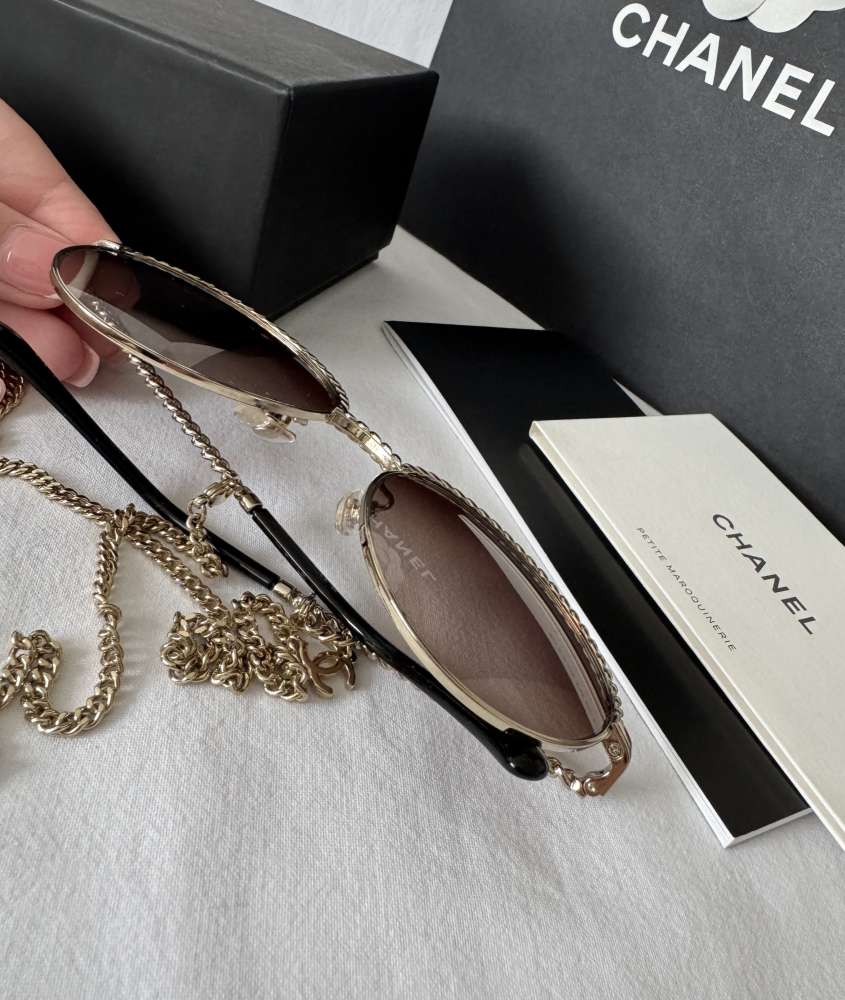 Chanel slnečné okuliare s retiazkou