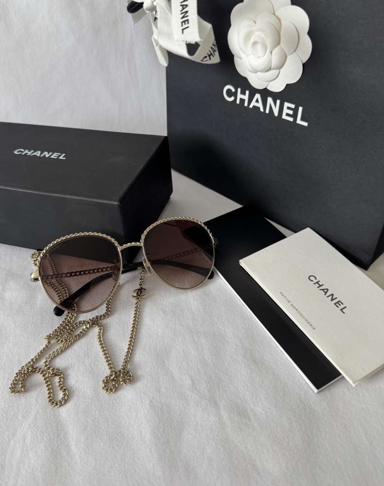 Chanel slnečné okuliare s retiazkou