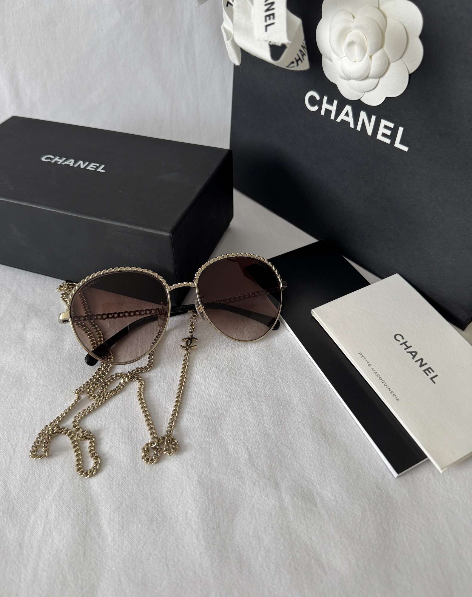 Chanel slnečné okuliare s retiazkou