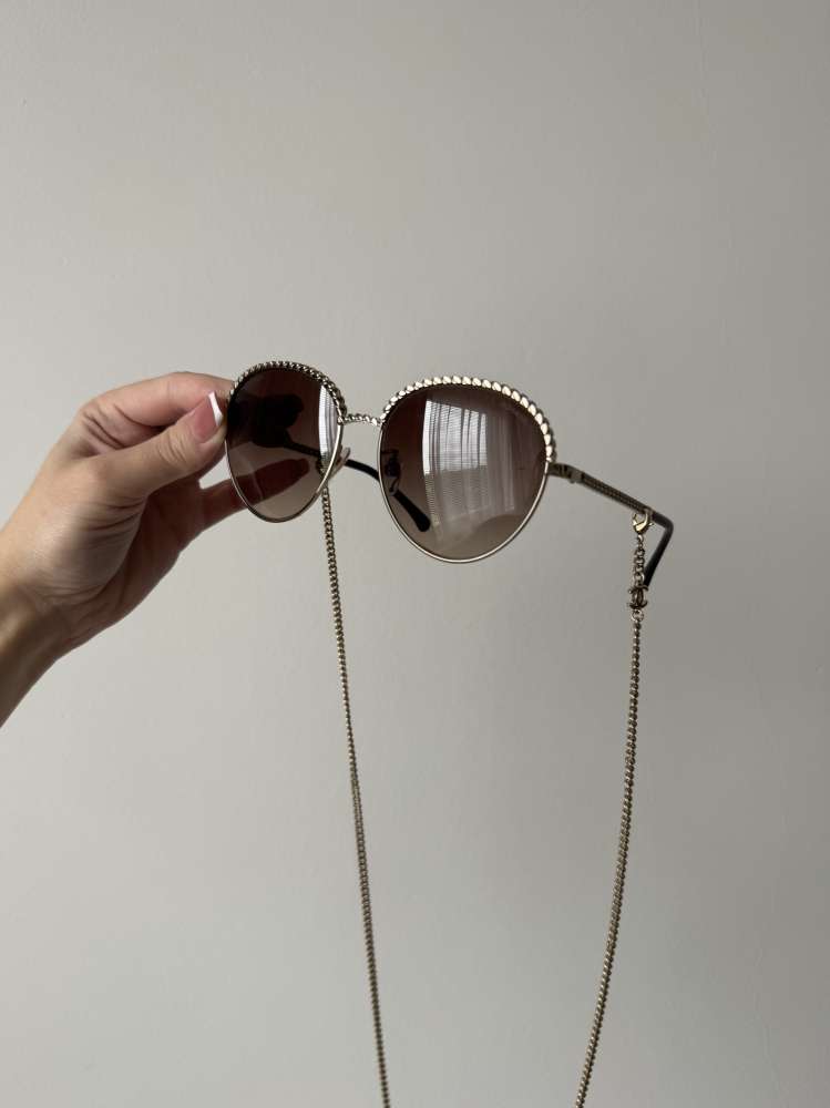 Chanel slnečné okuliare s retiazkou