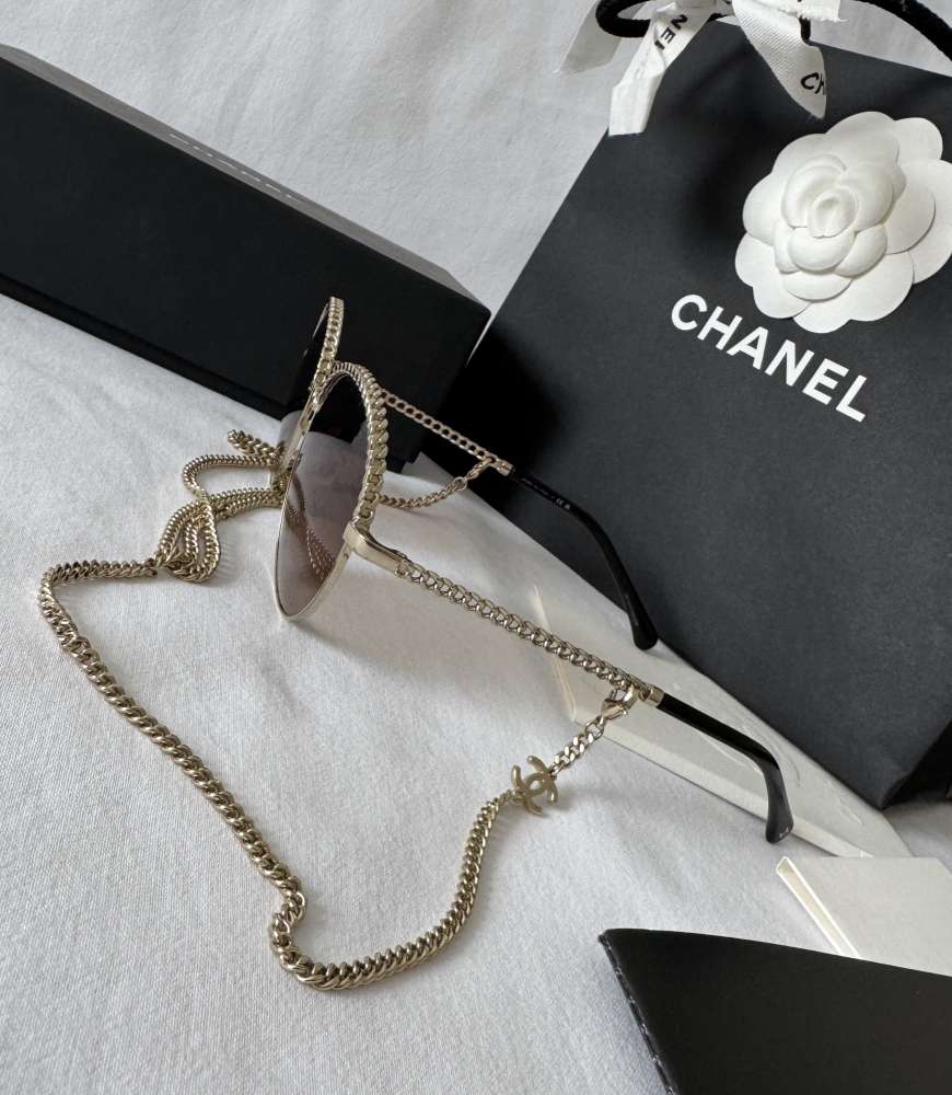 Chanel slnečné okuliare s retiazkou