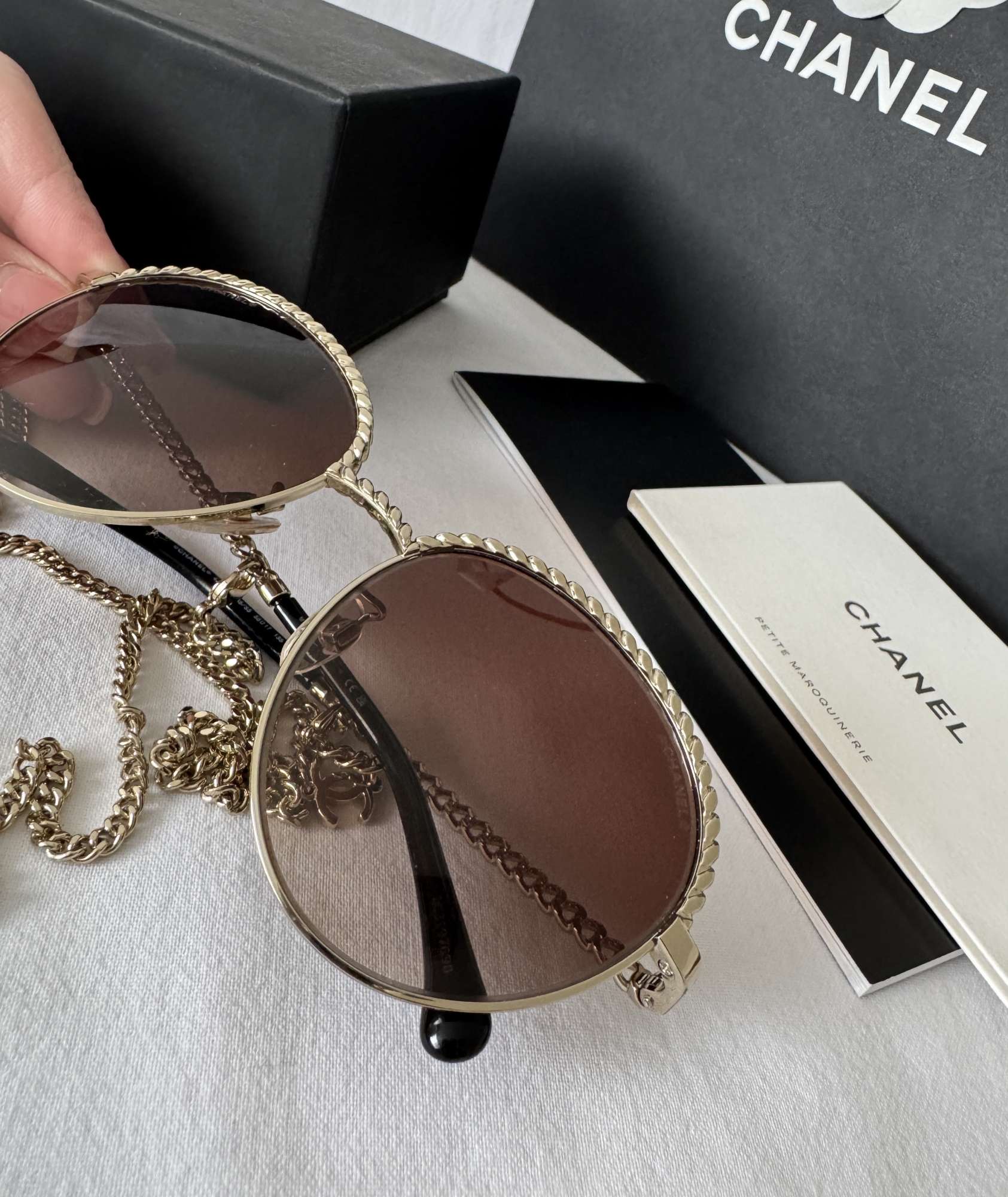 Chanel slnečné okuliare s retiazkou