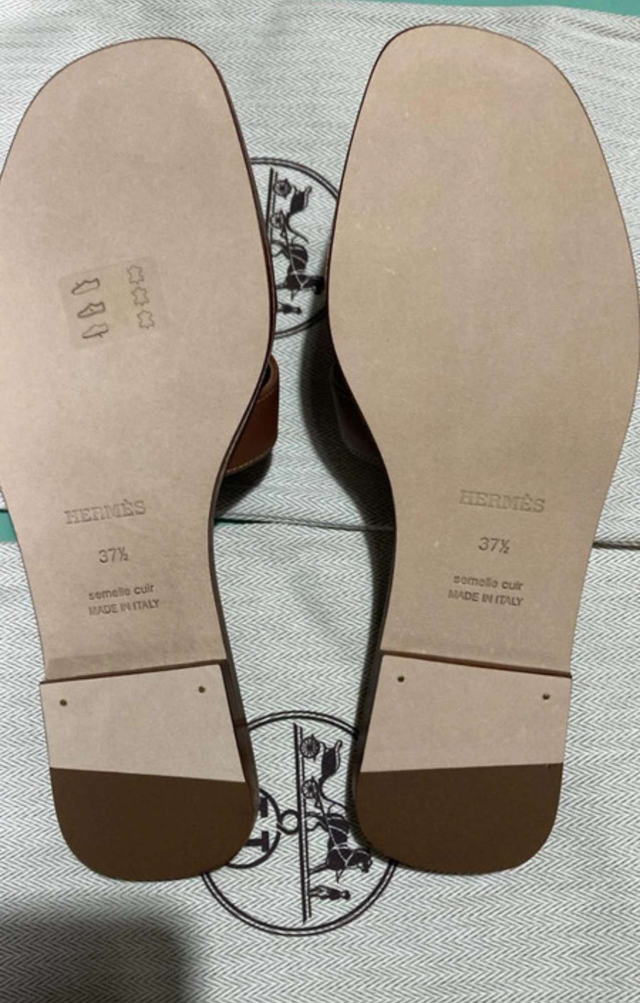 Nové papuče HERMES model ORAN zlatá 37,5