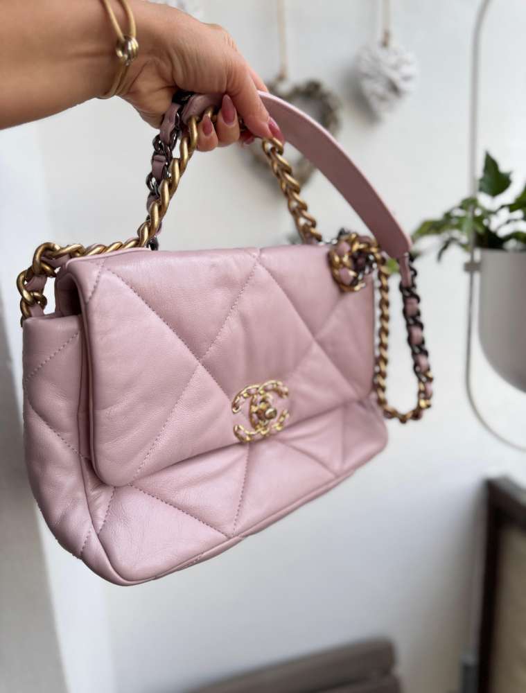 Chanel 19 small