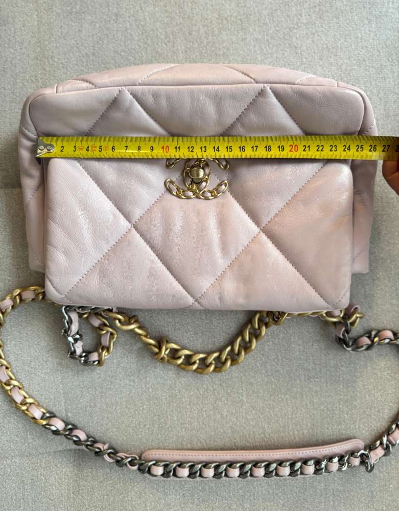 Chanel 19 small