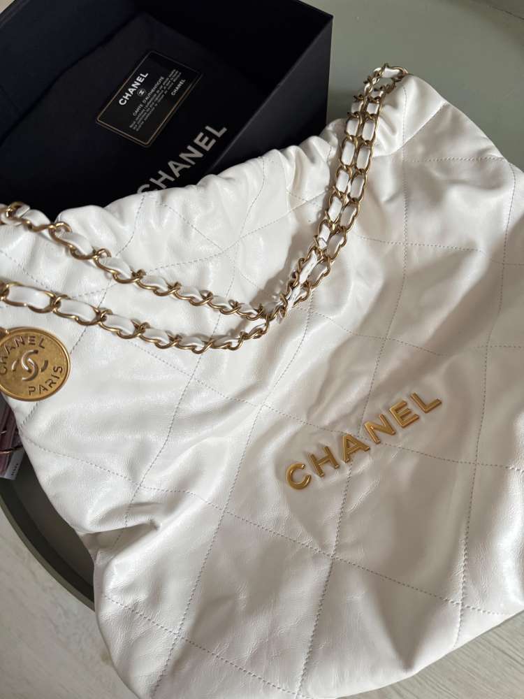 Chanel 22 medium bag