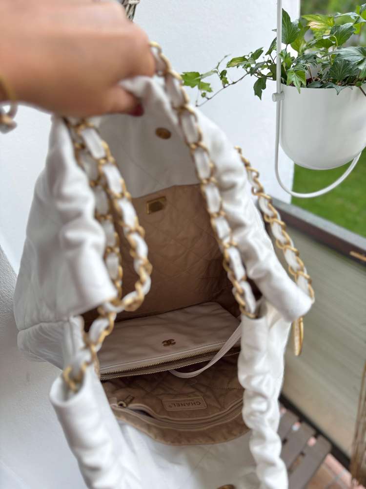 Chanel 22 medium bag