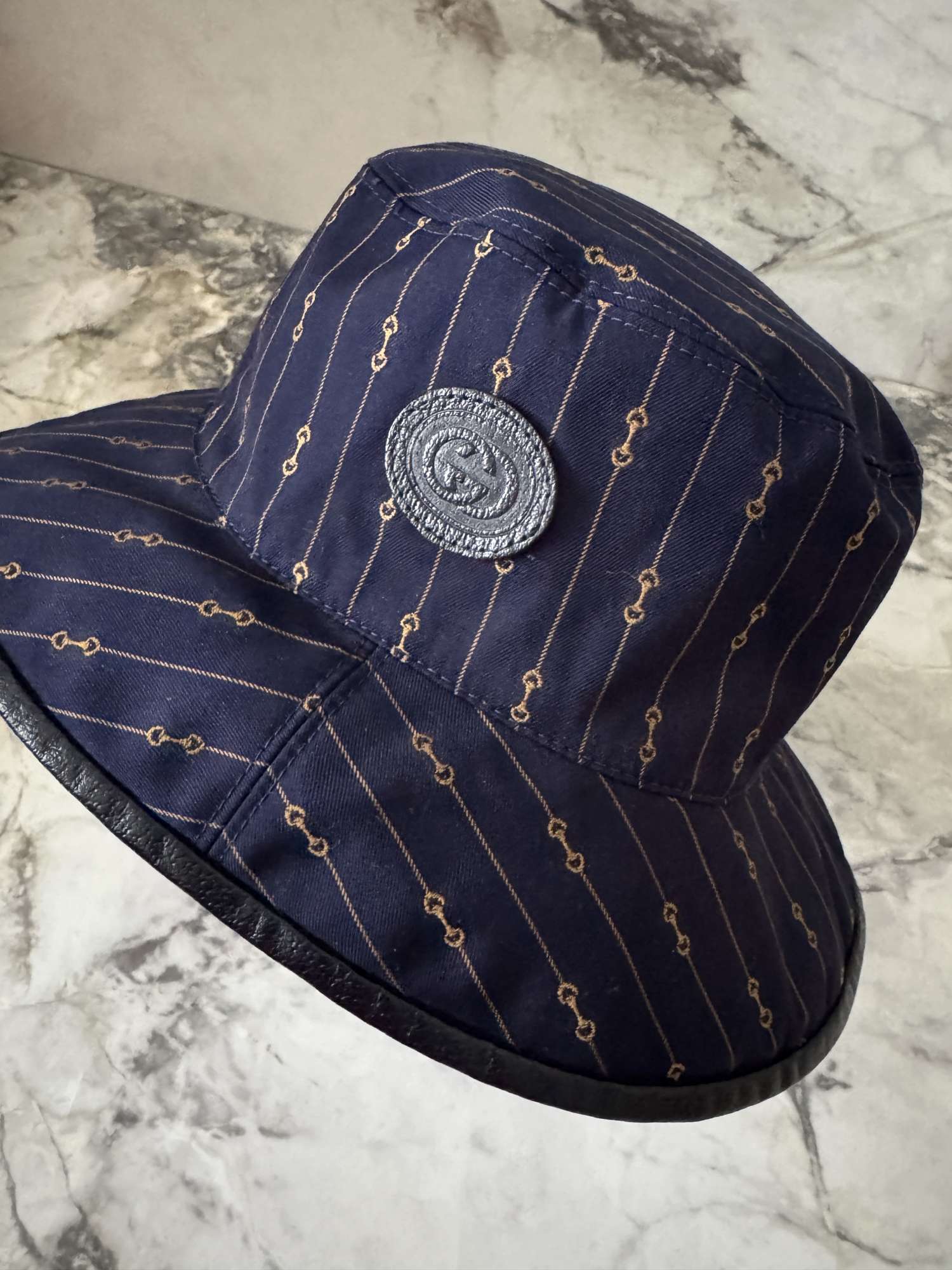 Gucci obojstranny klobuk