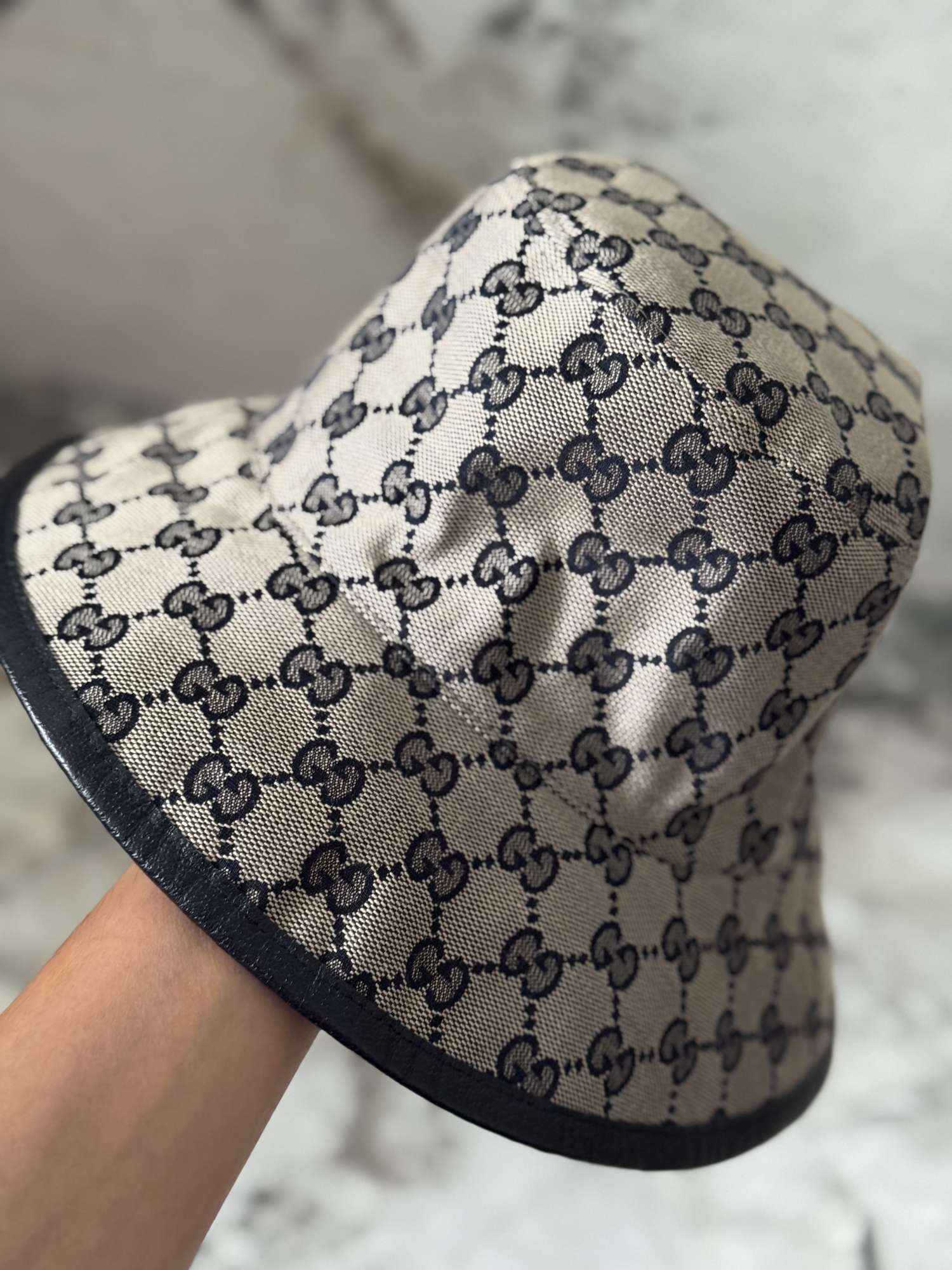 Gucci obojstranny klobuk