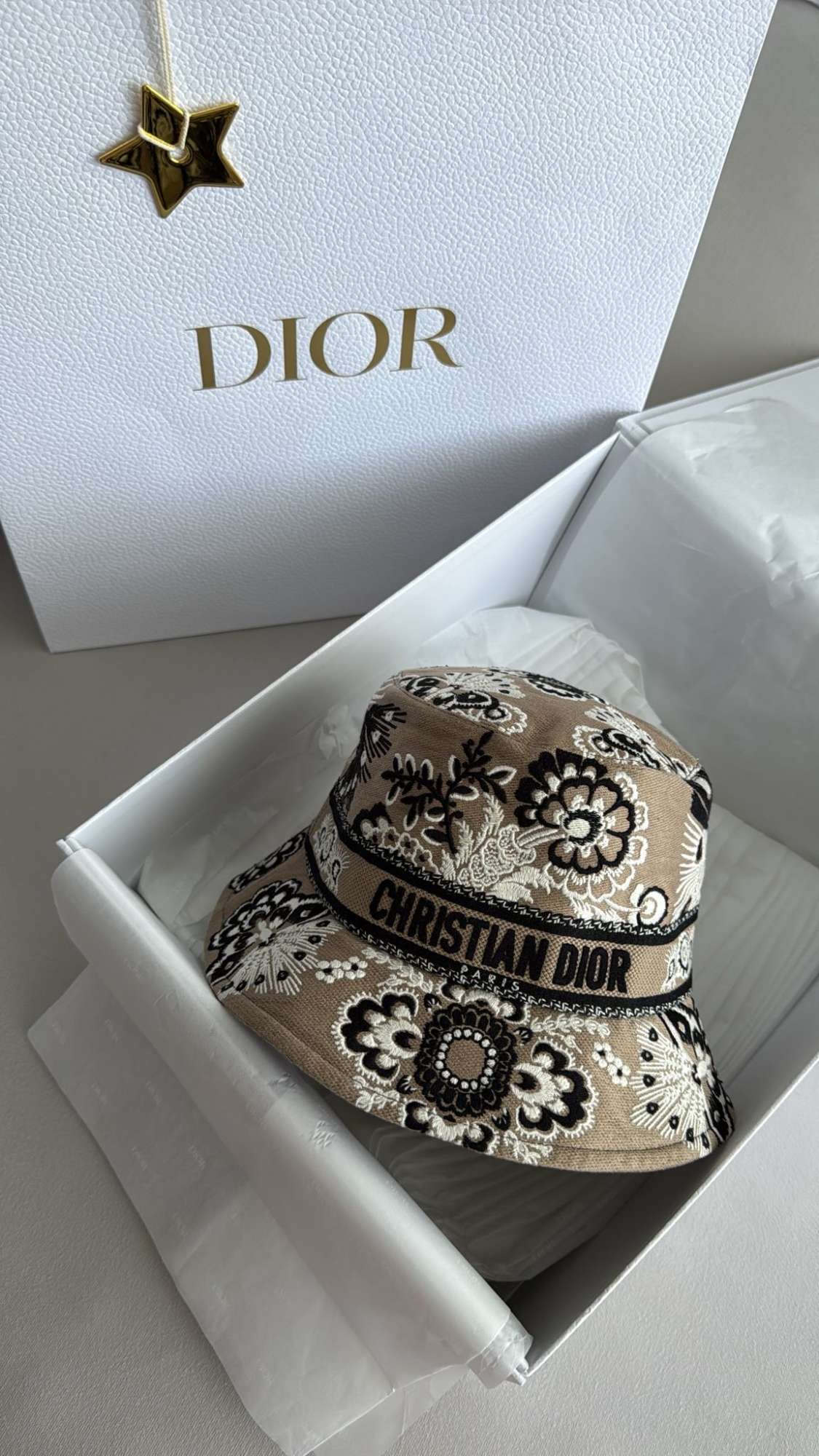 Christian Dior klobuk