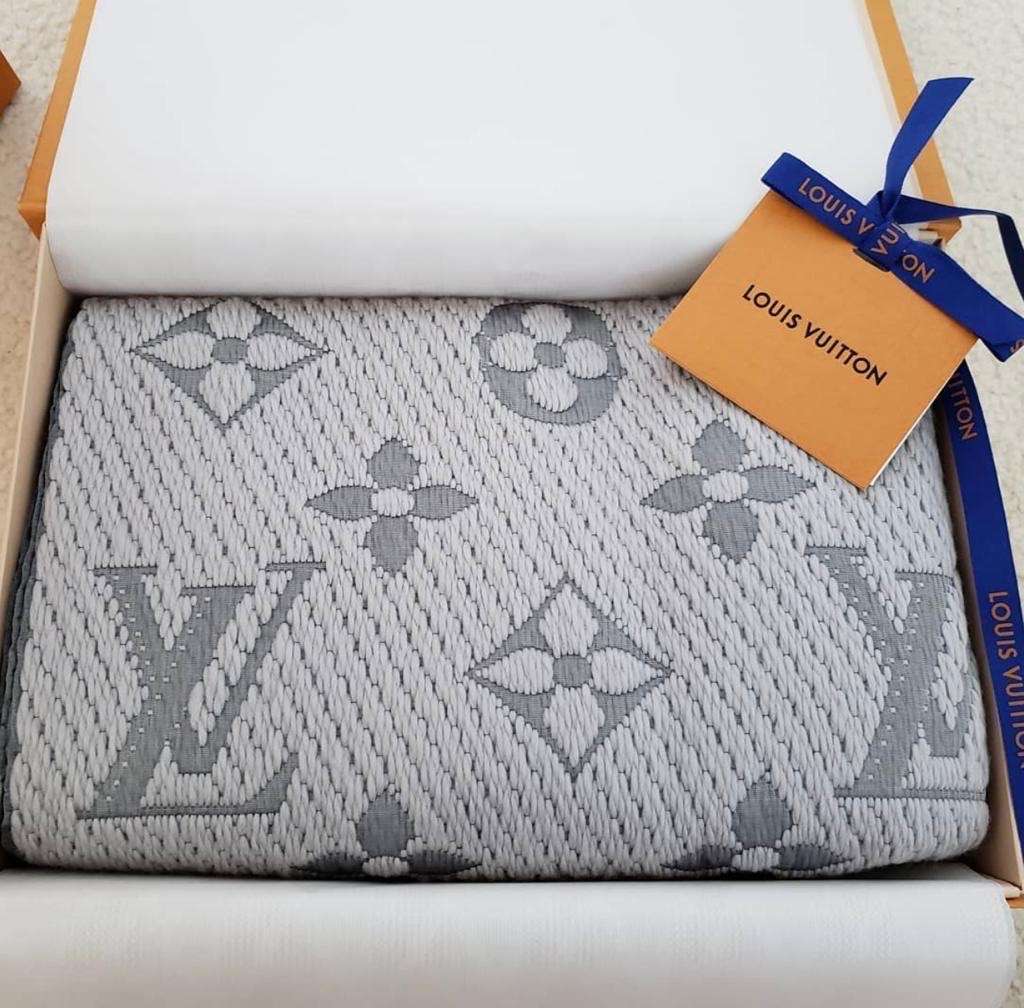LOUIS VUITTON KRÁSNY ŠÁL V ŠEDEJ FARBE