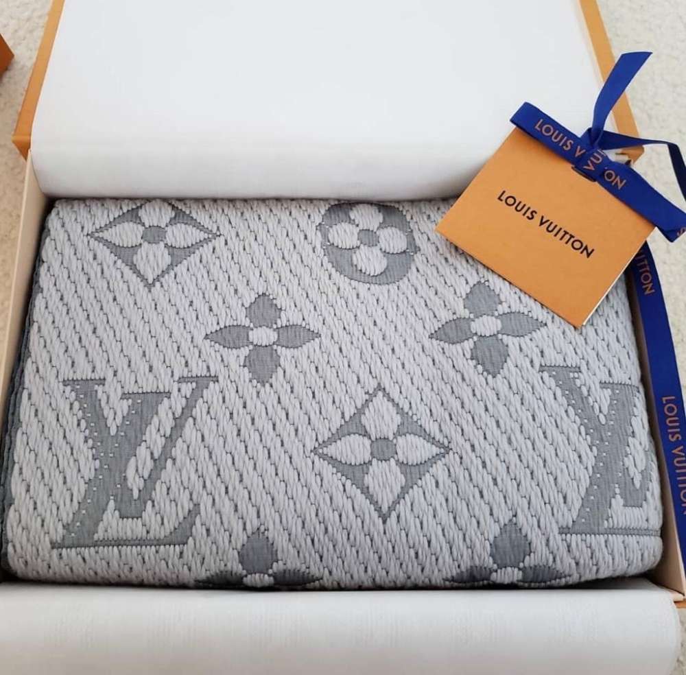 LOUIS VUITTON KRÁSNY ŠÁL V ŠEDEJ FARBE