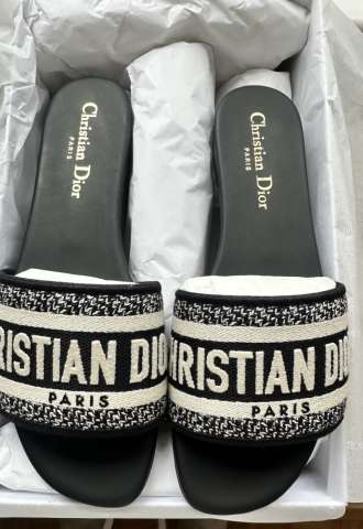 https://vipluxury.sk/Nové papuče DIOR model DWAY veľkosť 37
