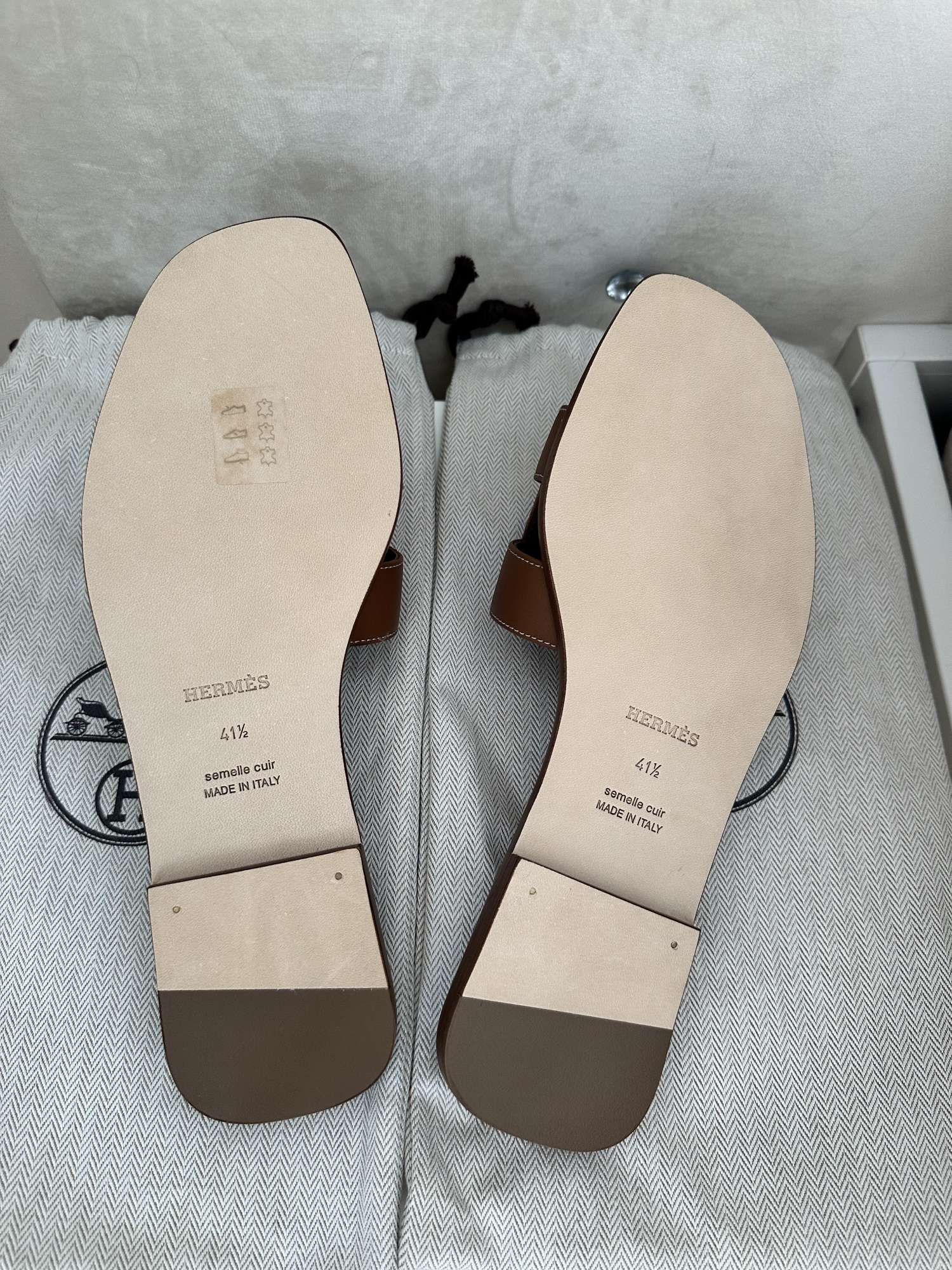 Nové papuče HERMES model Oran farba zlatá 41,5