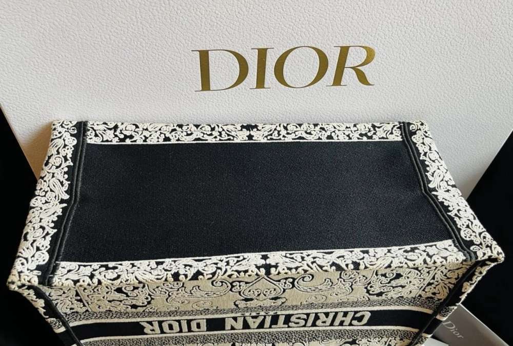 Dior tote medium