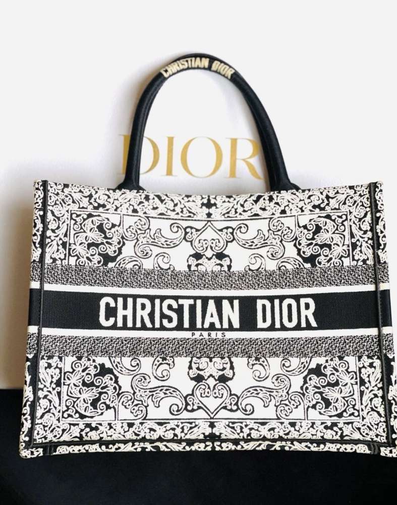 Dior tote medium