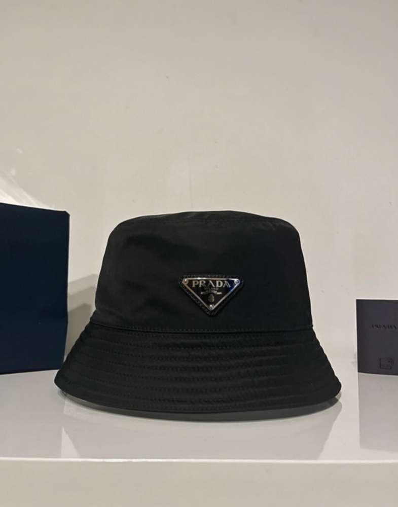 Prada klobúk