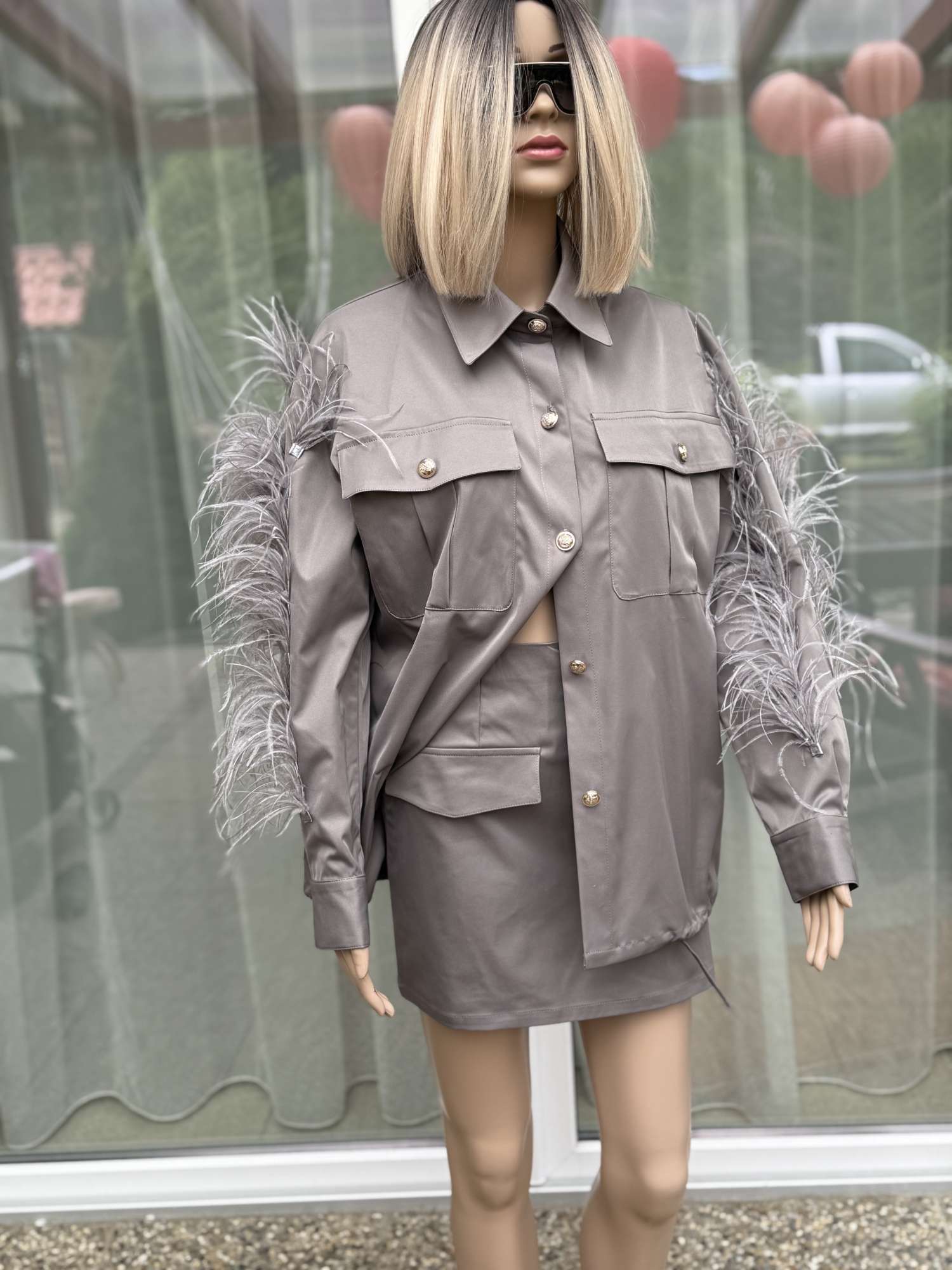 Bunda s perím a sukňou